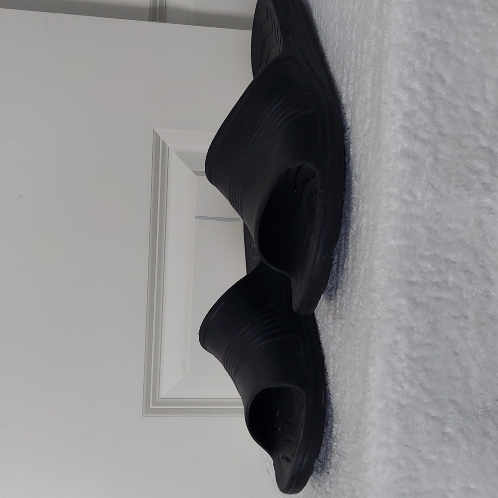 Men's/Teen's shower/ Flip Flops, size 13, color black.